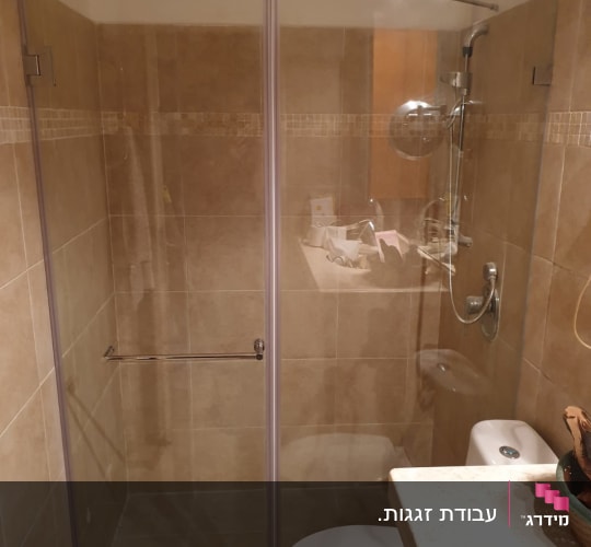 דלת זכוכית למקלחת עם ידית מתכת